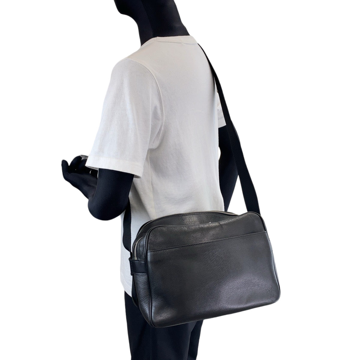 LOUIS VUITTON Shoulder Bag M30152 Taiga Ardoise Black SilverMetal Shoulder Bag Crossbody Taiga reporter mens Used