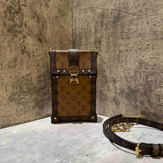 🎀Preloved Louis Vuitton trunk vertical phone bag (microchip)